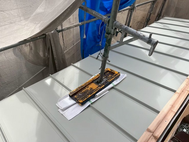 城陽市にてカラーベスト屋根にガルバリウム縦ハゼ葺き！耐風・耐久性抜群の屋根へ変身